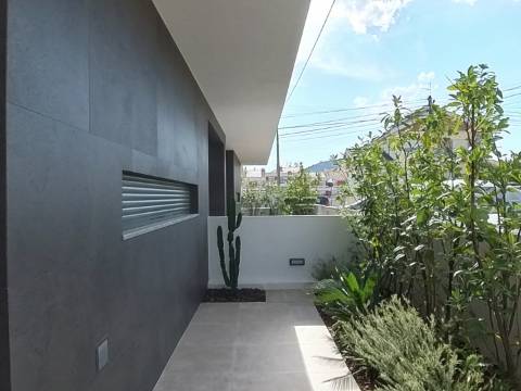 Moradia T4 em Condomínio Exclusivo | Fanqueiro, Loures