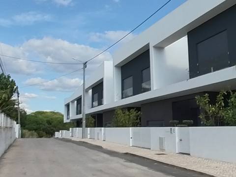 Moradia T4 em Condomínio Exclusivo | Fanqueiro, Loures