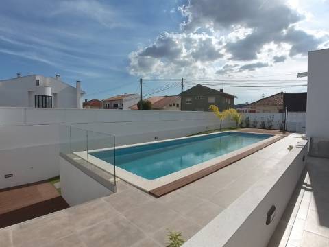 Moradia T4 em Condomínio Exclusivo | Fanqueiro, Loures
