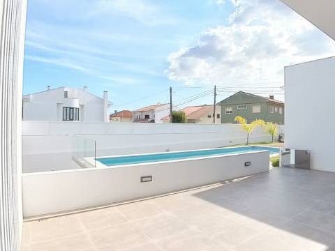 Moradia T4 em Condomínio Exclusivo | Fanqueiro, Loures