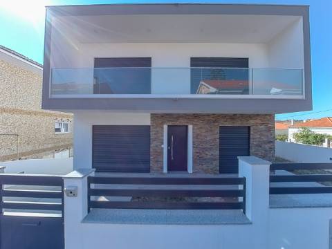 Moradia T5 Isolada Nova com Piscina | Acabamentos de Luxo | Zona Tranquila