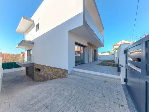 Moradia T5 Isolada Nova com Piscina | Acabamentos de Luxo | Zona Tranquila