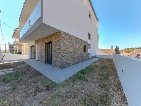 Moradia T5 Isolada Nova com Piscina | Acabamentos de Luxo | Zona Tranquila