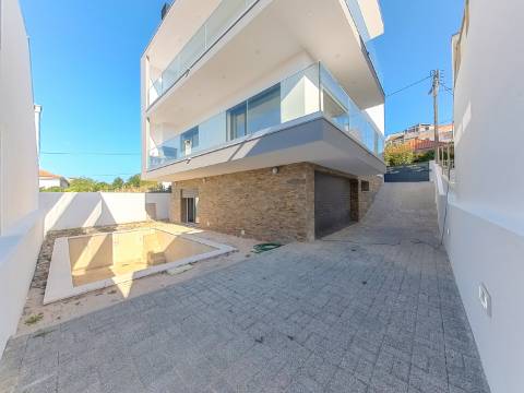 Moradia T5 Isolada Nova com Piscina | Acabamentos de Luxo | Zona Tranquila