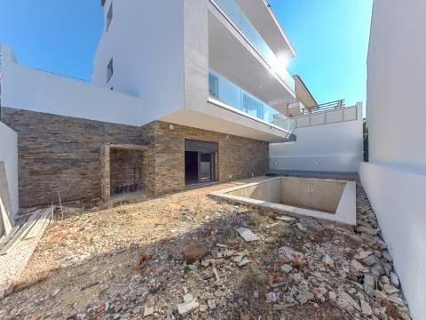 Moradia T5 Isolada Nova com Piscina | Acabamentos de Luxo | Zona Tranquila