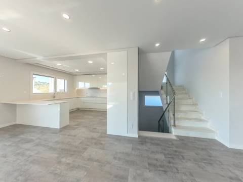 Moradia T5 Isolada Nova com Piscina | Acabamentos de Luxo | Zona Tranquila