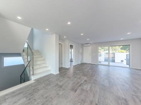 Moradia T5 Isolada Nova com Piscina | Acabamentos de Luxo | Zona Tranquila