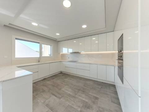 Moradia T5 Isolada Nova com Piscina | Acabamentos de Luxo | Zona Tranquila