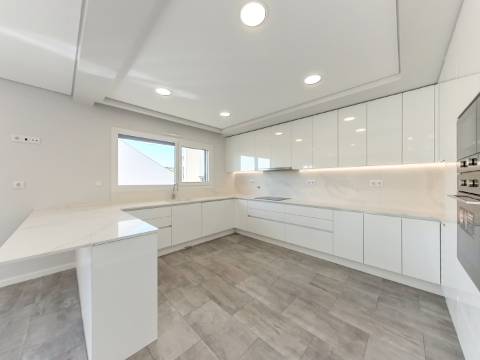 Moradia T5 Isolada Nova com Piscina | Acabamentos de Luxo | Zona Tranquila