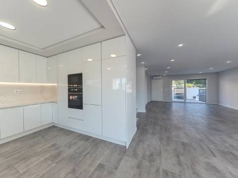 Moradia T5 Isolada Nova com Piscina | Acabamentos de Luxo | Zona Tranquila