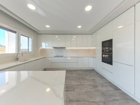 Moradia T5 Isolada Nova com Piscina | Acabamentos de Luxo | Zona Tranquila