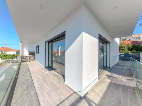 Moradia T5 Isolada Nova com Piscina | Acabamentos de Luxo | Zona Tranquila