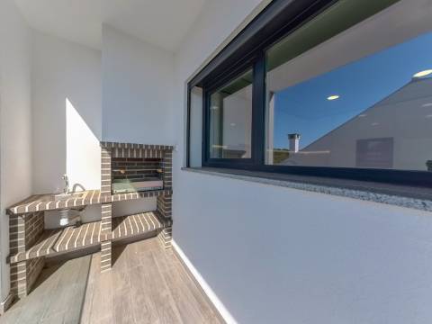 Moradia T5 Isolada Nova com Piscina | Acabamentos de Luxo | Zona Tranquila