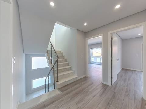 Moradia T5 Isolada Nova com Piscina | Acabamentos de Luxo | Zona Tranquila