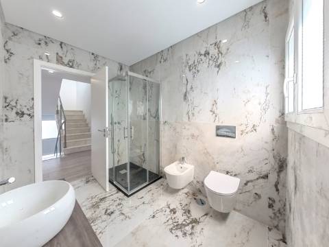 Moradia T5 Isolada Nova com Piscina | Acabamentos de Luxo | Zona Tranquila