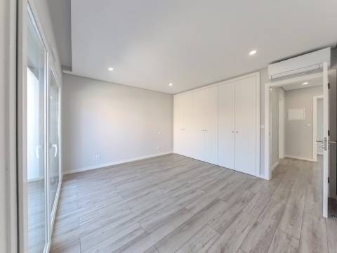 Moradia T5 Isolada Nova com Piscina | Acabamentos de Luxo | Zona Tranquila