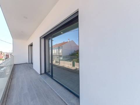 Moradia T5 Isolada Nova com Piscina | Acabamentos de Luxo | Zona Tranquila