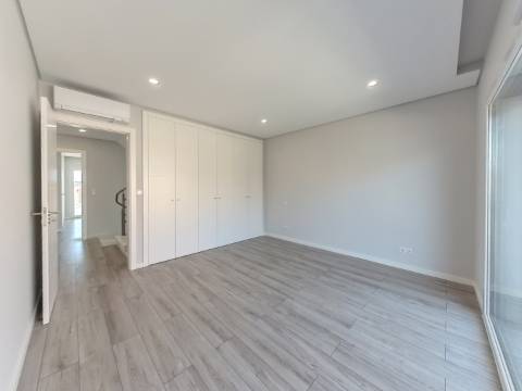 Moradia T5 Isolada Nova com Piscina | Acabamentos de Luxo | Zona Tranquila