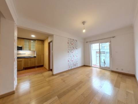 Apartamento T1+1 com Terraço e Espaço para Escritório - Parcialmente Remodelado