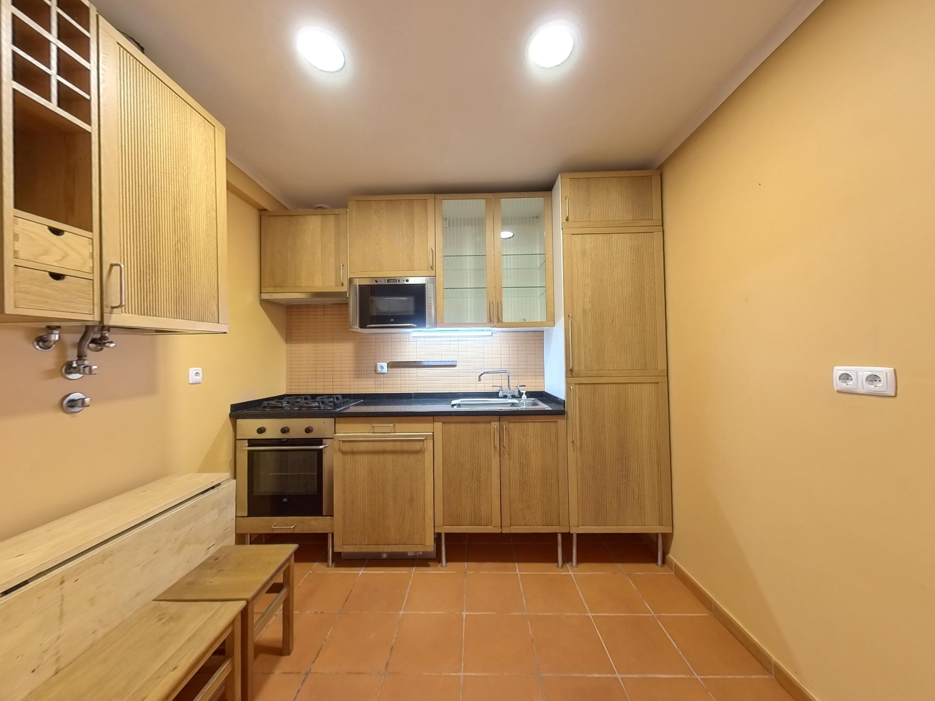 Apartamento T1+1 com Terraço e Espaço para Escritório - Parcialmente Remodelado