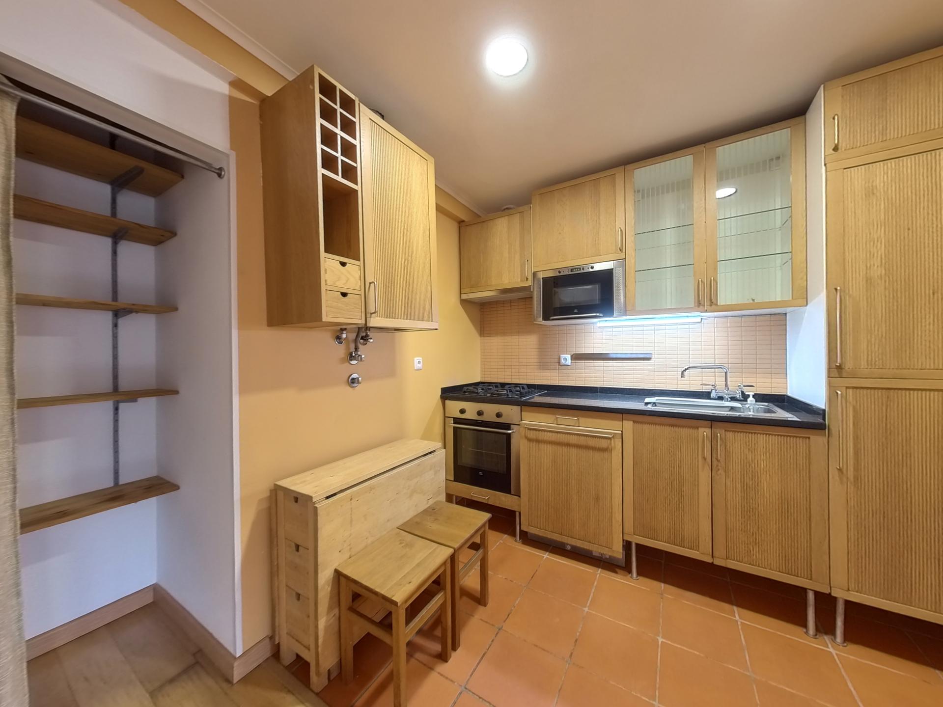 Apartamento T1+1 com Terraço e Espaço para Escritório - Parcialmente Remodelado