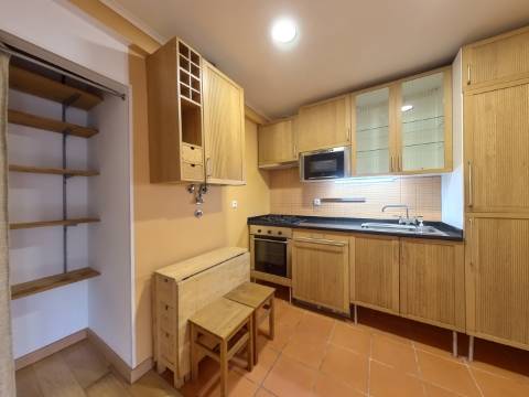 Apartamento T1+1 com Terraço e Espaço para Escritório - Parcialmente Remodelado