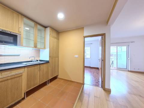 Apartamento T1+1 com Terraço e Espaço para Escritório - Parcialmente Remodelado