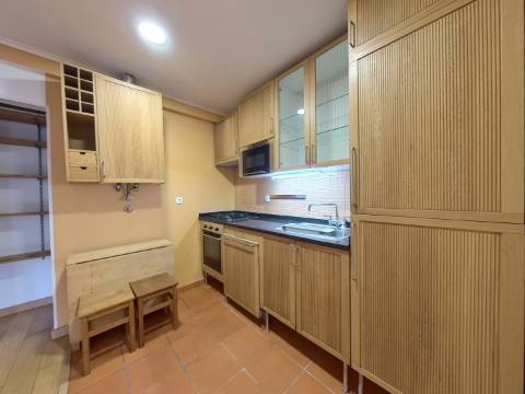 Apartamento T1+1 com Terraço e Espaço para Escritório - Parcialmente Remodelado