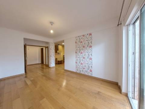 Apartamento T1+1 com Terraço e Espaço para Escritório - Parcialmente Remodelado