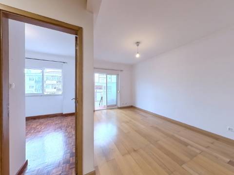Apartamento T1+1 com Terraço e Espaço para Escritório - Parcialmente Remodelado