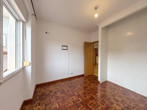 Apartamento T1+1 com Terraço e Espaço para Escritório - Parcialmente Remodelado