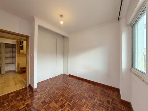 Apartamento T1+1 com Terraço e Espaço para Escritório - Parcialmente Remodelado