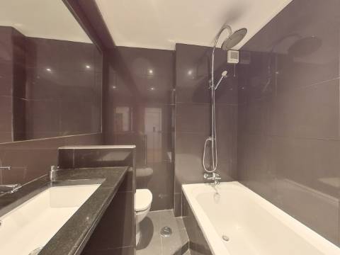 Apartamento T1+1 com Terraço e Espaço para Escritório - Parcialmente Remodelado