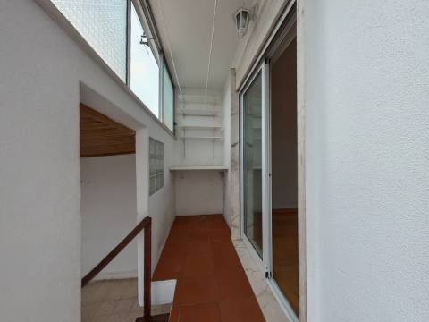 Apartamento T1+1 com Terraço e Espaço para Escritório - Parcialmente Remodelado