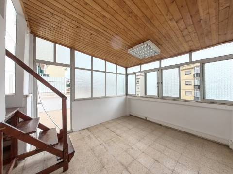 Apartamento T1+1 com Terraço e Espaço para Escritório - Parcialmente Remodelado