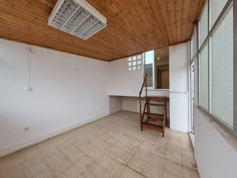 Apartamento T1+1 com Terraço e Espaço para Escritório - Parcialmente Remodelado