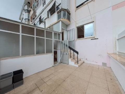 Apartamento T1+1 com Terraço e Espaço para Escritório - Parcialmente Remodelado