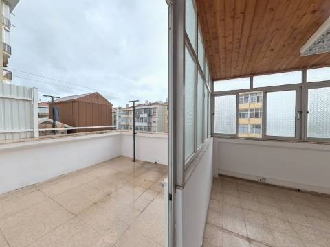 Apartamento T1+1 com Terraço e Espaço para Escritório - Parcialmente Remodelado