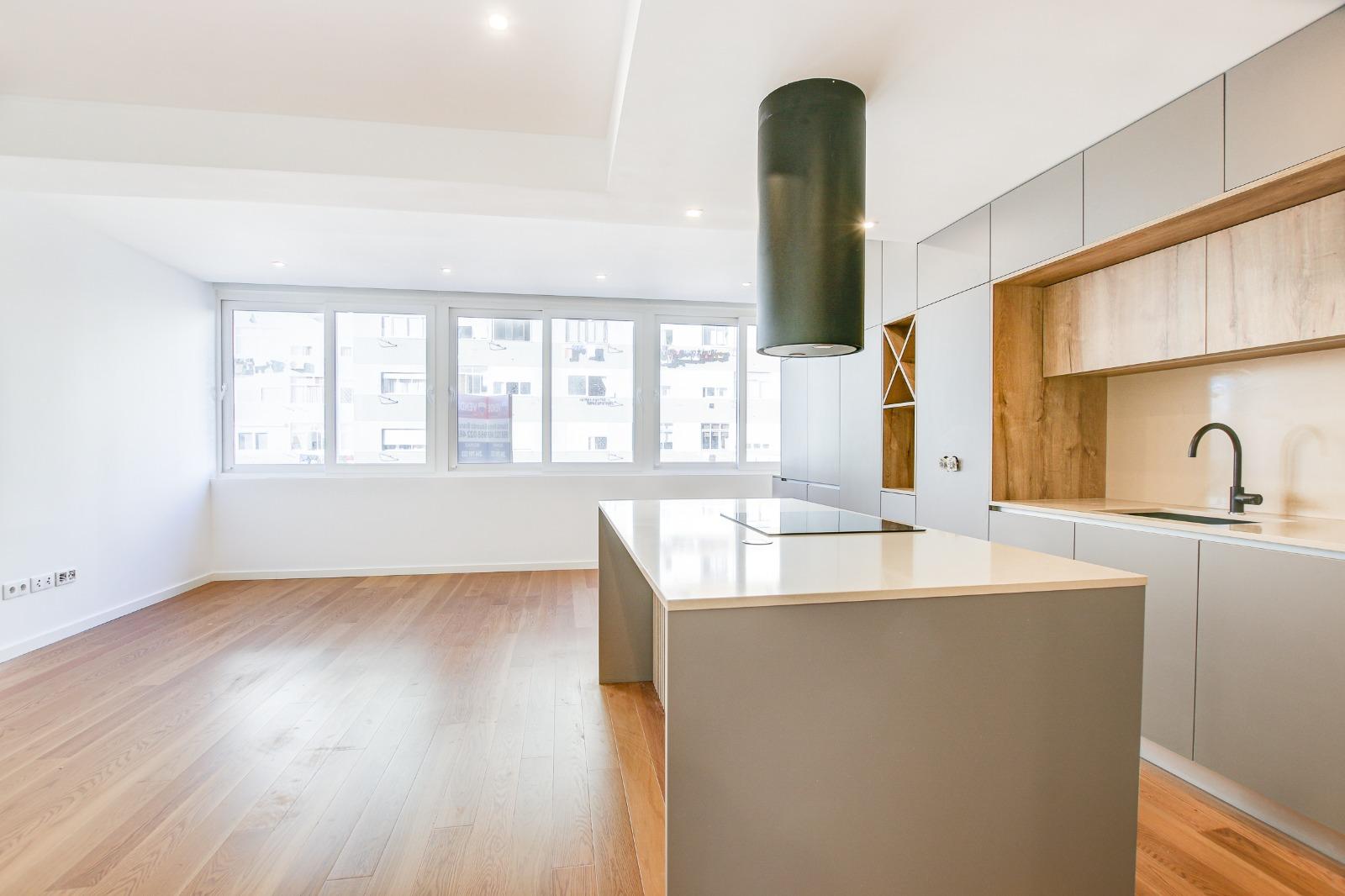 Excelente apartamento T2 totalmente remodelado, com acabamentos modernos e de elevada qualidade | Centro de Odivelas.