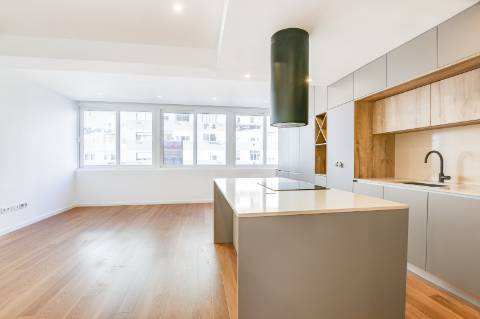 Excelente apartamento T2 totalmente remodelado, com acabamentos modernos e de elevada qualidade | Centro de Odivelas.