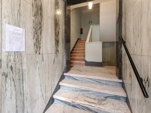 Excelente apartamento T2 totalmente remodelado, com acabamentos modernos e de elevada qualidade | Centro de Odivelas.