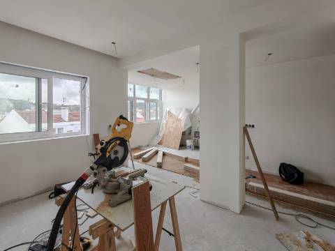 Excelente apartamento T2 totalmente remodelado, com acabamentos modernos e de elevada qualidade | Centro de Odivelas.