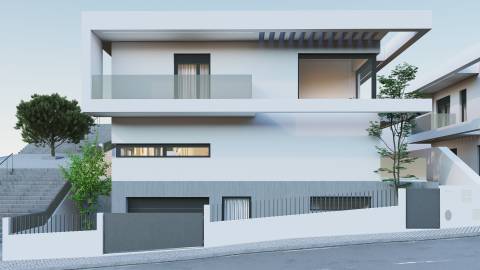 Moradia NOVA, isolada, construída num terreno com 318m2, com piscina e jardim em Famões, Odivelas.