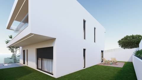 Moradia NOVA, isolada, construída num terreno com 318m2, com piscina e jardim em Famões, Odivelas.