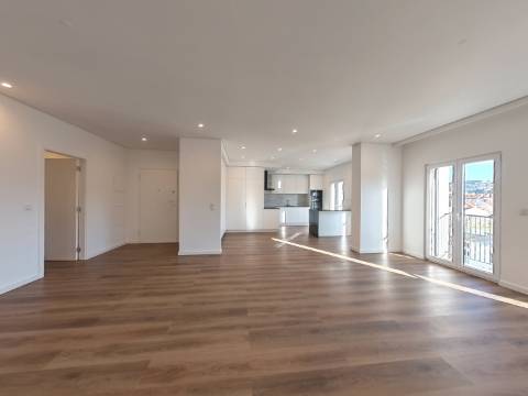 Excelente Apartamento T4 localizado no Centro de Caneças