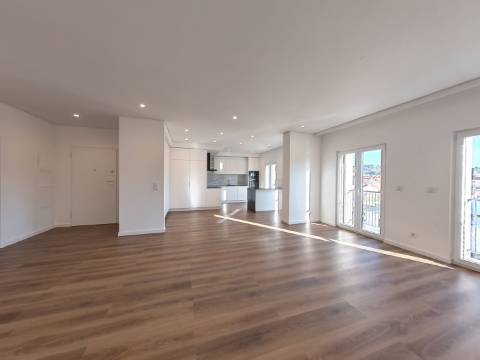 Excelente Apartamento T4 localizado no Centro de Caneças