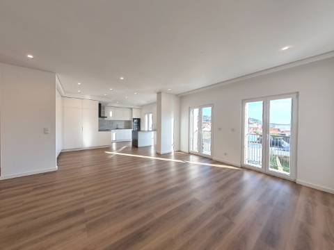 Excelente Apartamento T4 localizado no Centro de Caneças