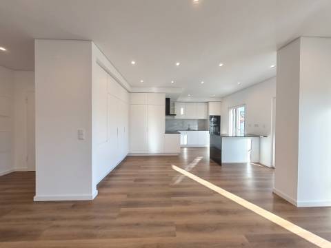 Excelente Apartamento T4 localizado no Centro de Caneças