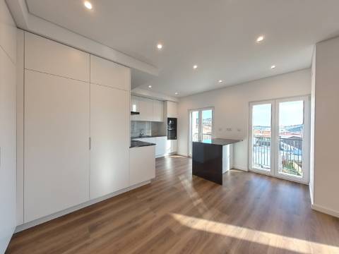 Excelente Apartamento T4 localizado no Centro de Caneças