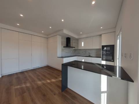 Excelente Apartamento T4 localizado no Centro de Caneças